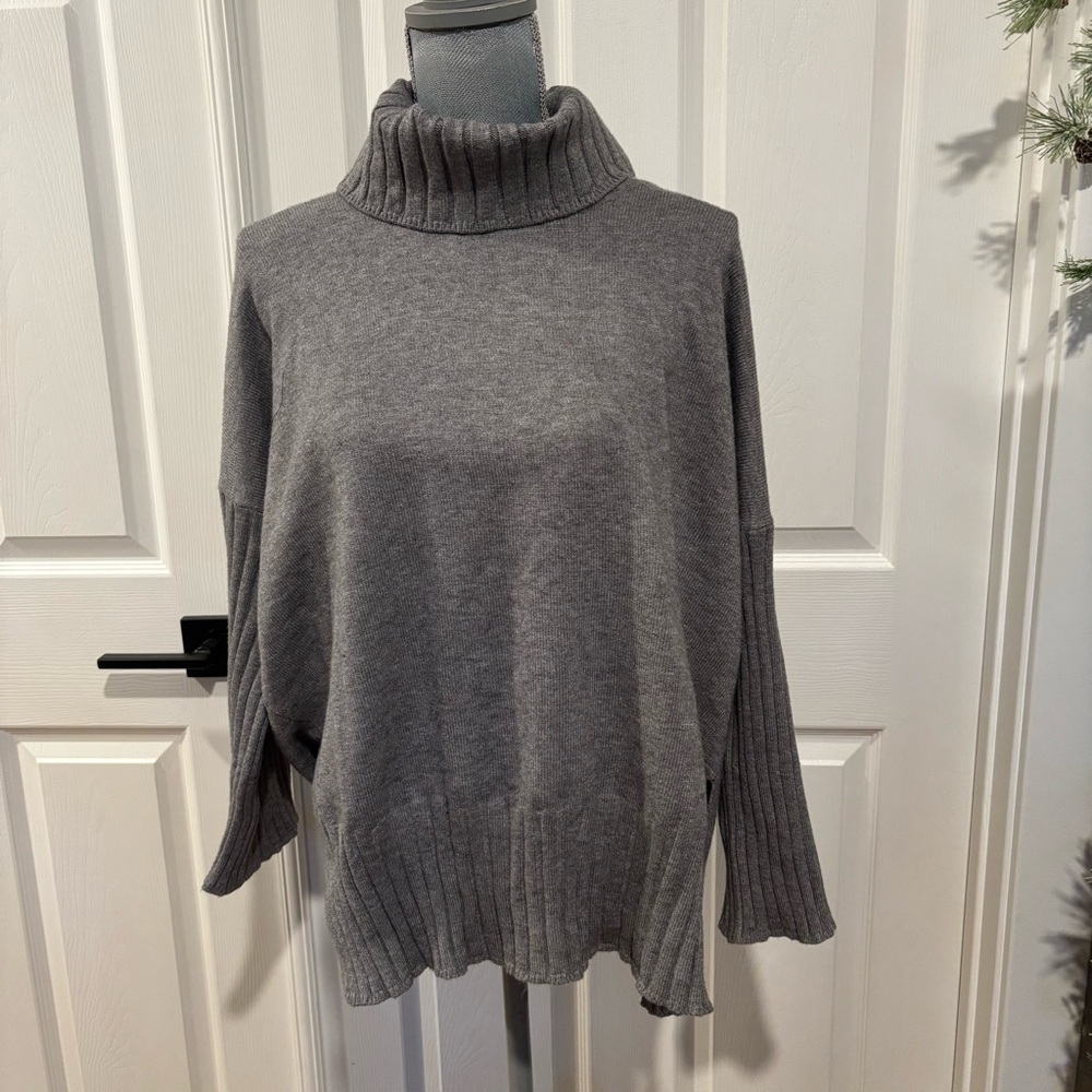 Cyrus Women’s Gray Turtleneck Sweater Size LARGE